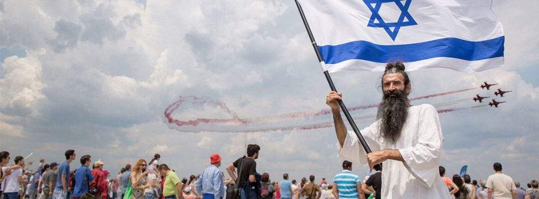 Stegarul Dac ține autoritățile în șah după ce s-a urcat pe o clădire și flutură steagul Israelului