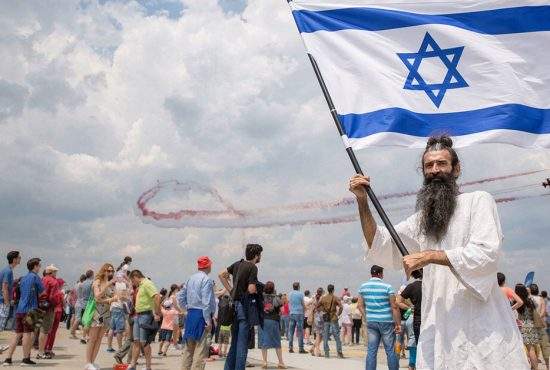 Stegarul Dac ține autoritățile în șah după ce s-a urcat pe o clădire și flutură steagul Israelului