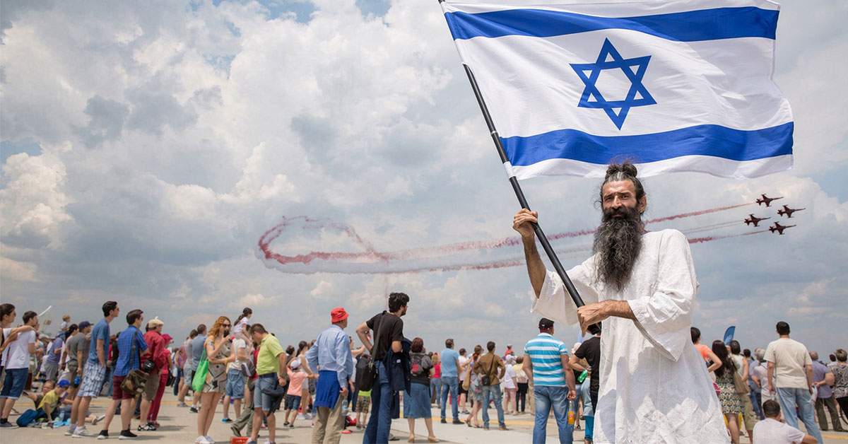 Stegarul Dac ține autoritățile în șah după ce s-a urcat pe o clădire și flutură steagul Israelului