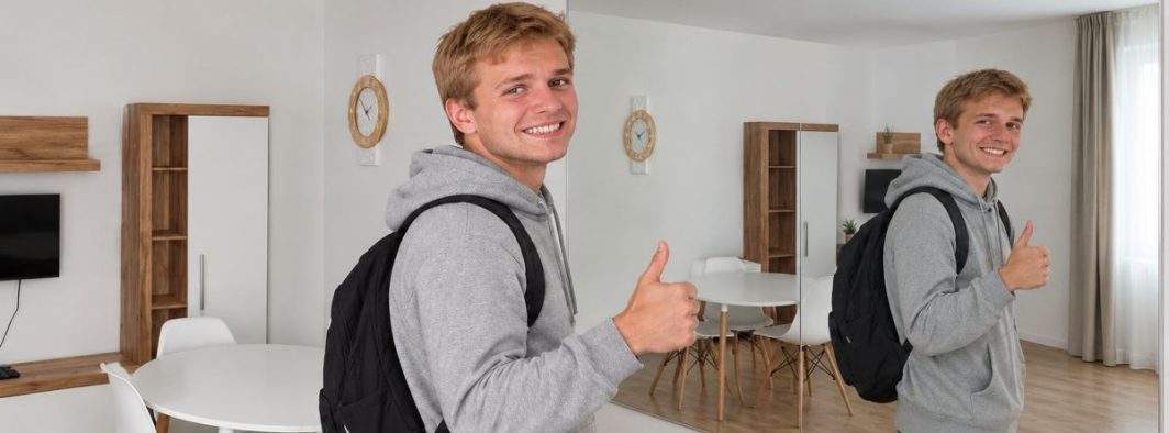 Un student şi-a pus o oglindă în garsonieră ca să pară mai mare şi proprietarul i-a dublat chiria