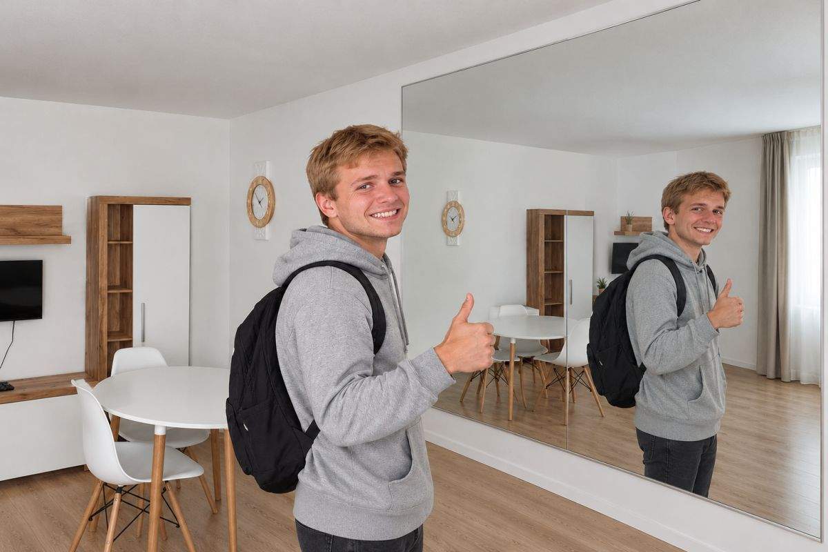 Un student şi-a pus o oglindă în garsonieră ca să pară mai mare şi proprietarul i-a dublat chiria