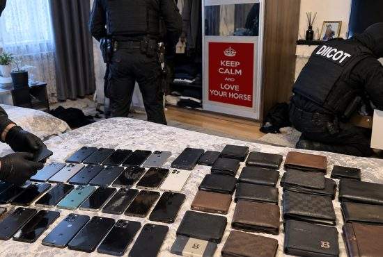 Din ce în ce mai suspect! Pe lângă 27 de telefoane, la Georgescu acasă au găsit şi 33 de portofele