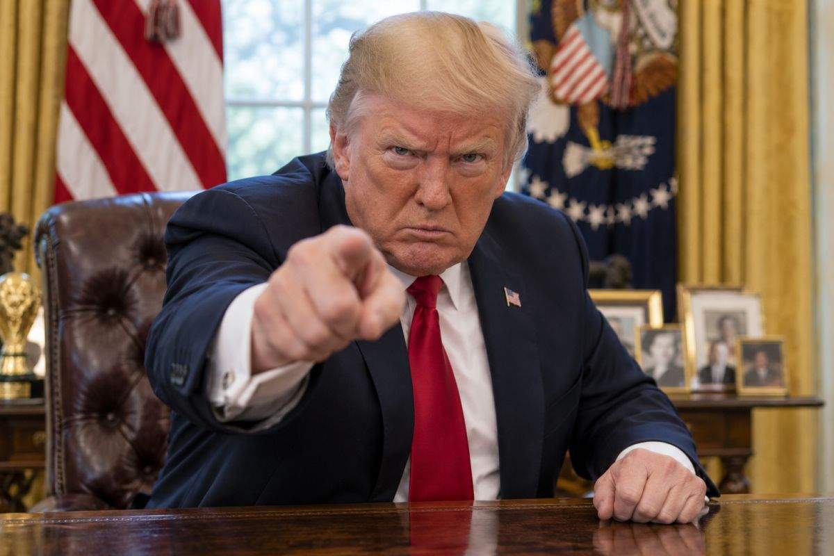 După înlocuirea „inteligență artificială” cu „super inteligență”, Trump vrea acum și înlocuirea „pedofil” cu „președinte”